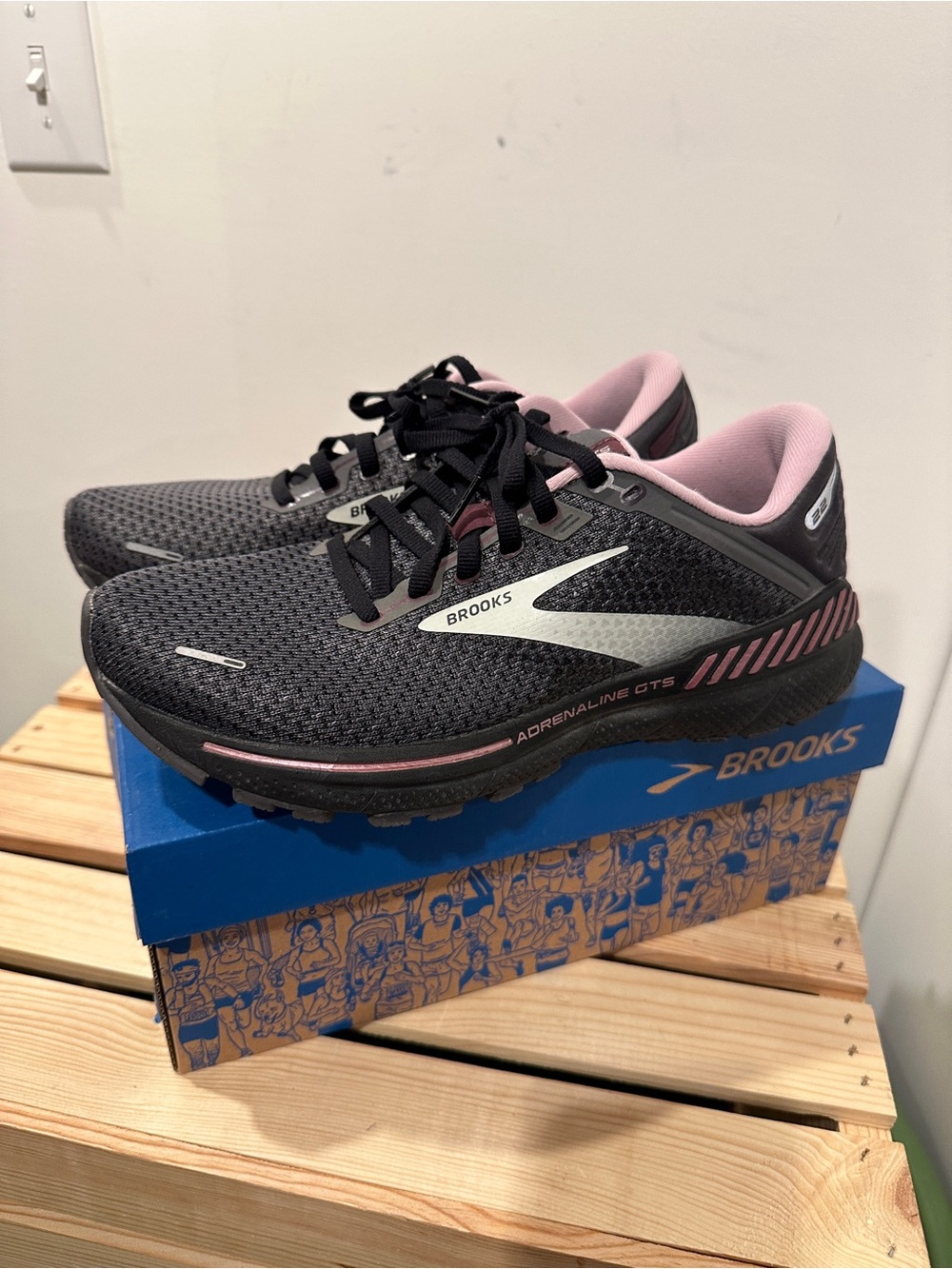 Brooks Women's Adrenaline GTS 22- Black with Pink - 9.5 - Picture 16 of 16